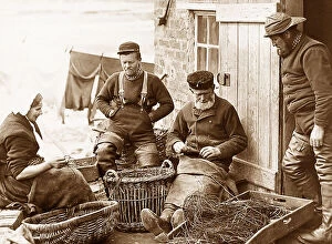 Fife Collection: Fishermen in Fife, Scotland, reddin the lines