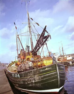 Fisherman Collection: Fishing trawler and crew, Resplendent, Scotland