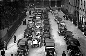 Images Dated 2nd February 2012: Fleet of Standard cars for King and Queen in India