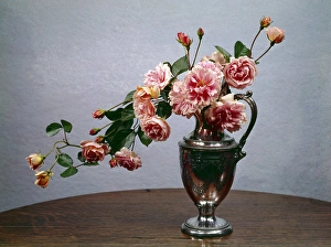 Images Dated 7th November 2016: Flower arrangement with pink roses