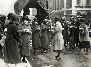 Images Dated 17th April 2019: Food Queues in London owing to shortages