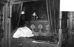 Images Dated 19th April 2011: Four-Poster Bedroom on board Titanic