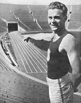 Athletes Collection: Frank Wykoff at the 1932 Los Angeles Olympic stadium