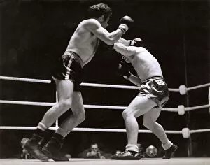 Images Dated 5th November 2018: Freddie Mills fighting Bruce Woodcock at White Cty in 1949