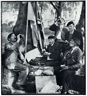 Frenchmen Collection: French reservists enjoying lunch in London, September 1939