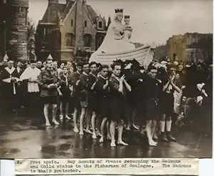 Protector Prints: French scouts with statue of Madonna and Child, Boulogne