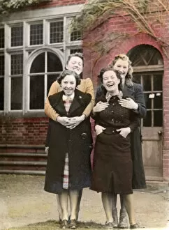 Images Dated 16th January 2019: Friendship - four girls, 1940s