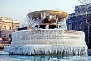 Cold Gallery: Frozen fountain, Trafalgar Square, London