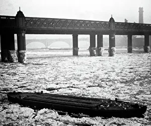 Hungerford Prints: Frozen River Thames at Hungerford Bridge, London
