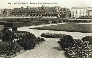 Ambassadeurs Gallery: Gardens in front of the Normandy Hotel and the Casino