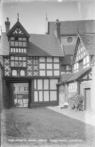 Gateway House, Inside