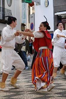 Images Dated 27th December 2007: Gaula couple dancing, Funchal, Madeira