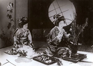 Ikebana Collection: GEISHAS ARRANGE FLOWERS
