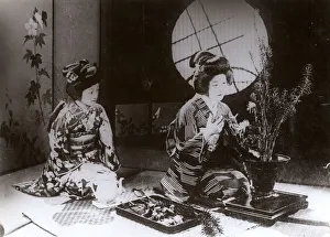 Images Dated 29th November 2018: GEISHAS ARRANGE FLOWERS