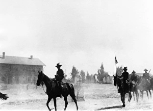 Images Dated 13th June 2011: General Chauvel and troops riding through Damascus