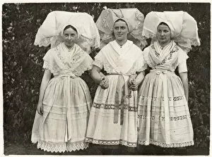 Images Dated 23rd February 2021: Three German bridesmaids in national costume, with elaborate hand-embroidered