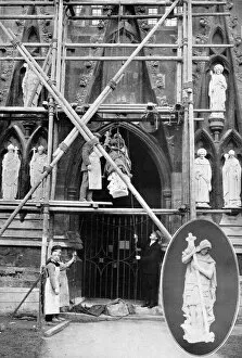 Images Dated 25th October 2018: A gift to Exeter Cathedral - statues being hoisted into plac