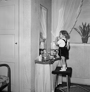 1950s Childhood Gallery: Girl doing makeup
