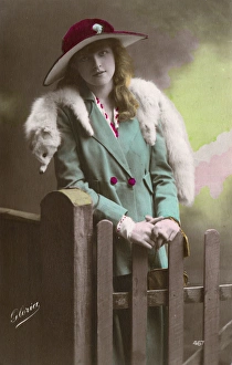 Images Dated 4th March 2016: Girl & Fox Fur Stole