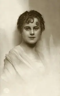 Curl Prints: Girl sporting a heart-shaped kiss curl
