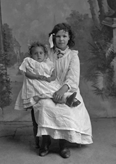 Images Dated 14th February 2017: Girl and toddler in studio photo