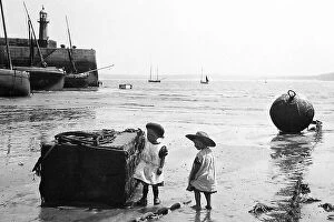 Crab Collection: Girls on beach with a crab, St Ives, Cornwall