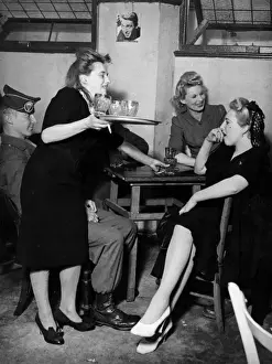 Girls entertaining American GI in London bar