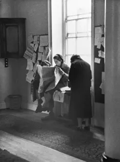 Affairs Prints: Girls Reading War News