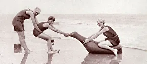 Images Dated 10th December 2018: Gladys Cooper and children at Frinton on Sea