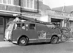 Images Dated 31st May 1965: GLC-LFB - Dual purpose pump-escape fire engine