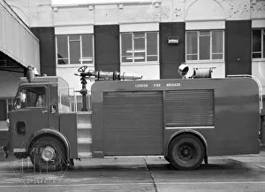 Images Dated 31st May 1975: GLC-LFB Foam Tender