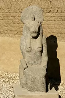 Images Dated 25th November 2003: Goddess Sekhmet statue. Egypt