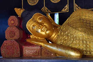 Images Dated 25th November 2012: Gold Buddha, Wat Chedi Luang temple, Chiang Mai