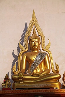 Images Dated 25th November 2012: Gold Buddha, Wat Chedi Luang temple, Chiang Mai