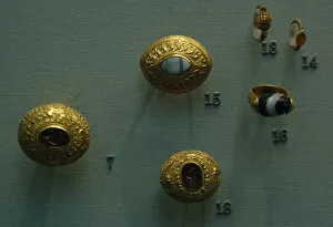 Etruscans Gallery: Gold etruscan jewelry. 350-300 BC