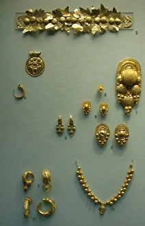 Images Dated 6th April 2008: Gold etruscan jewelry. 400-350 BC