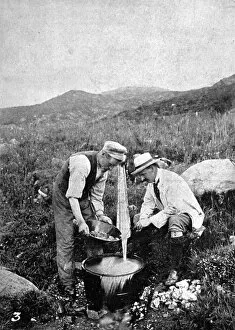 Images Dated 9th October 2004: Gold Panning at St. Davids Mine, Wales, 1911