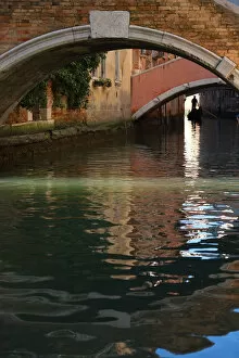 Gondolier heads beneath the Ponte Pasqualigo