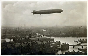 Hamburg Collection: Graf Zeppelin flying over the Port of Hamburg, Germany
