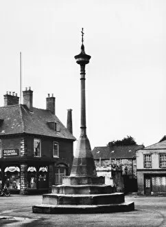 Images Dated 13th May 2011: Grantham Market Cross