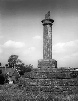 Images Dated 11th March 2011: Great Brington Cross