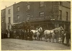 Images Dated 5th September 2017: Group with dray horses outside Lacons Yarmouth Ales