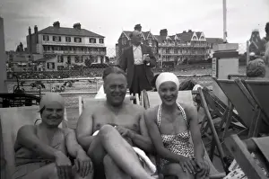 Southend Prints: Group of Holidaymakers, Southend on Sea, Essex