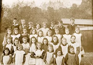 Images Dated 26th November 2018: Group photo of children, the girls wearing smocks