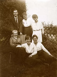 Images Dated 31st October 2018: Group photo, family of six in a garden