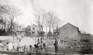 Group of prisoners at work, Weihaiwei, Weihai, Chin