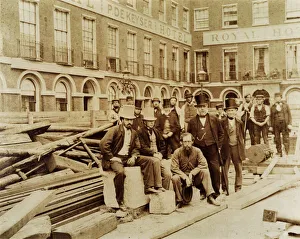 Images Dated 4th September 2013: Group of workers on Blackfriars Bridge site