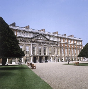 Images Dated 24th October 2011: Hampton Court Palace