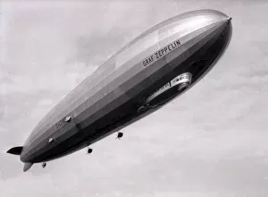 Images Dated 21st May 2020: Hanworth Air Park - 1932 - Graf Zeppelin D-LZ127
