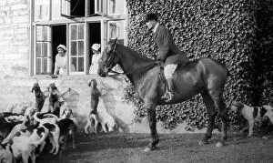 Meet Collection: Harriers Hunt at Cockington Court, Devon, early 1900s